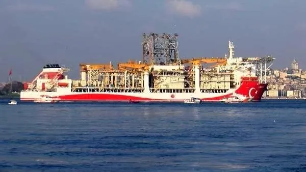 Başkan Erdoğan helikopter ile Kanuni sondaj gemisinin üstünden geçti