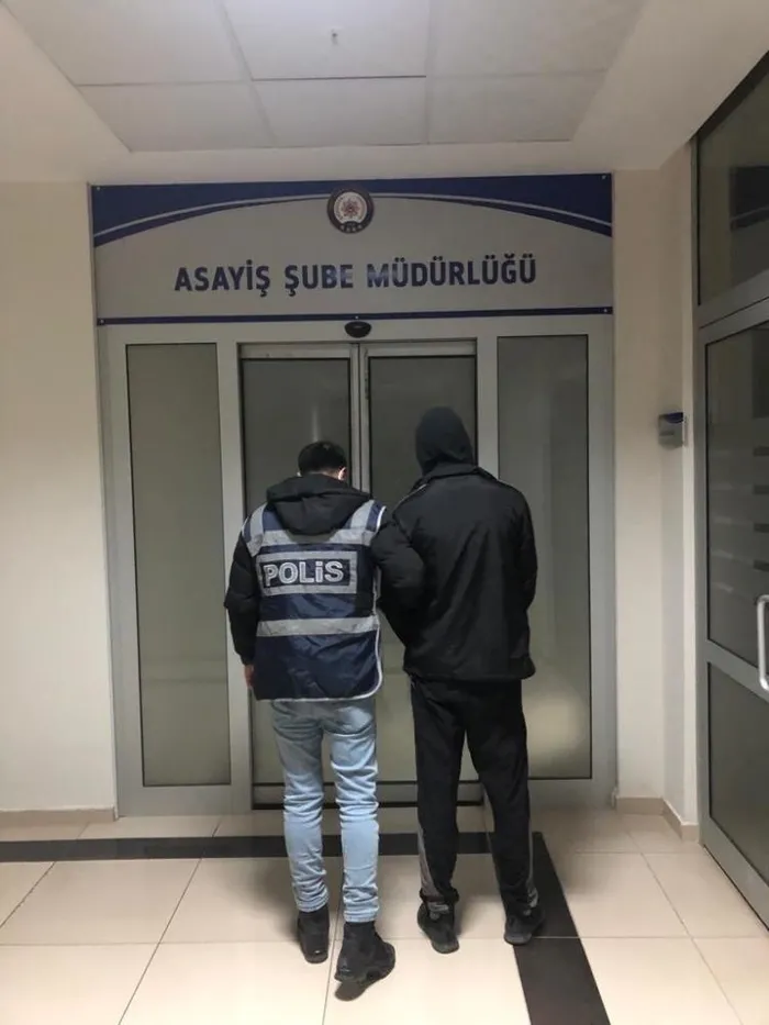 siirtte-2-sene-hapis-cezasi-kesinlesmis-olan-sahis-yakalandi-1644495518303.jpg Siirt'te 2 sene hapis cezası kesinleşmiş olan şahıs yakalandı - 1