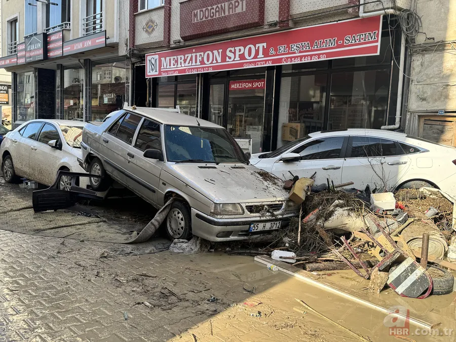 Samsun'daki sel felaketinin izleri gün ağarınca ortaya çıktı! Araçlar ters dönüp birbirine girdi 1
