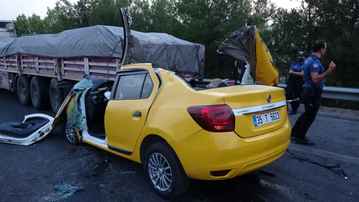 Son dakika: İzmir'de korkunç kaza! Taksi TIR'a çarptı: Kazakistanlı kadın öldü, 2 ağır yaralı - 5