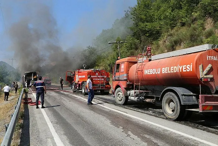 kastamonu-ineboluya-giden-yolcu-otobusunde-yangin-panigi-yolcular-araci-son-anda-terk-etti-1720699207641.jpeg