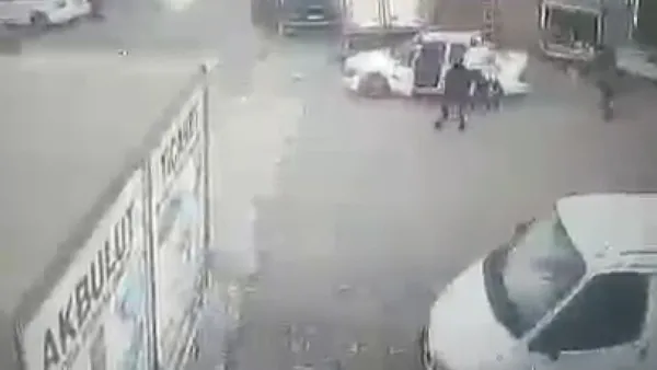 dehset-anlari-kamerada-aracin-kapisini-acip-kursun-yagdirdi-4-olu-1636376627264.jpg Dehşet anları kamerada! Aracın kapısını açıp kurşun yağdırdı: 4 ölü - 1