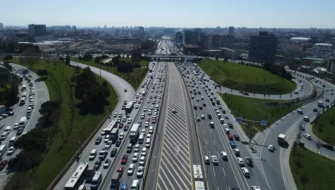 Son dakika: İstanbul'da kısıtlamasız cumartesi! Trafik yoğunluğu yüzde 70'i aştı - 1