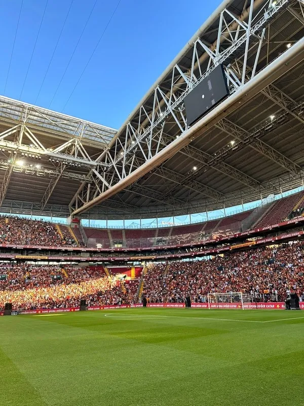 Galatasaray’da yıldızlar geçidi! İmza töreninde taraftarlar stadyumu doldurdu