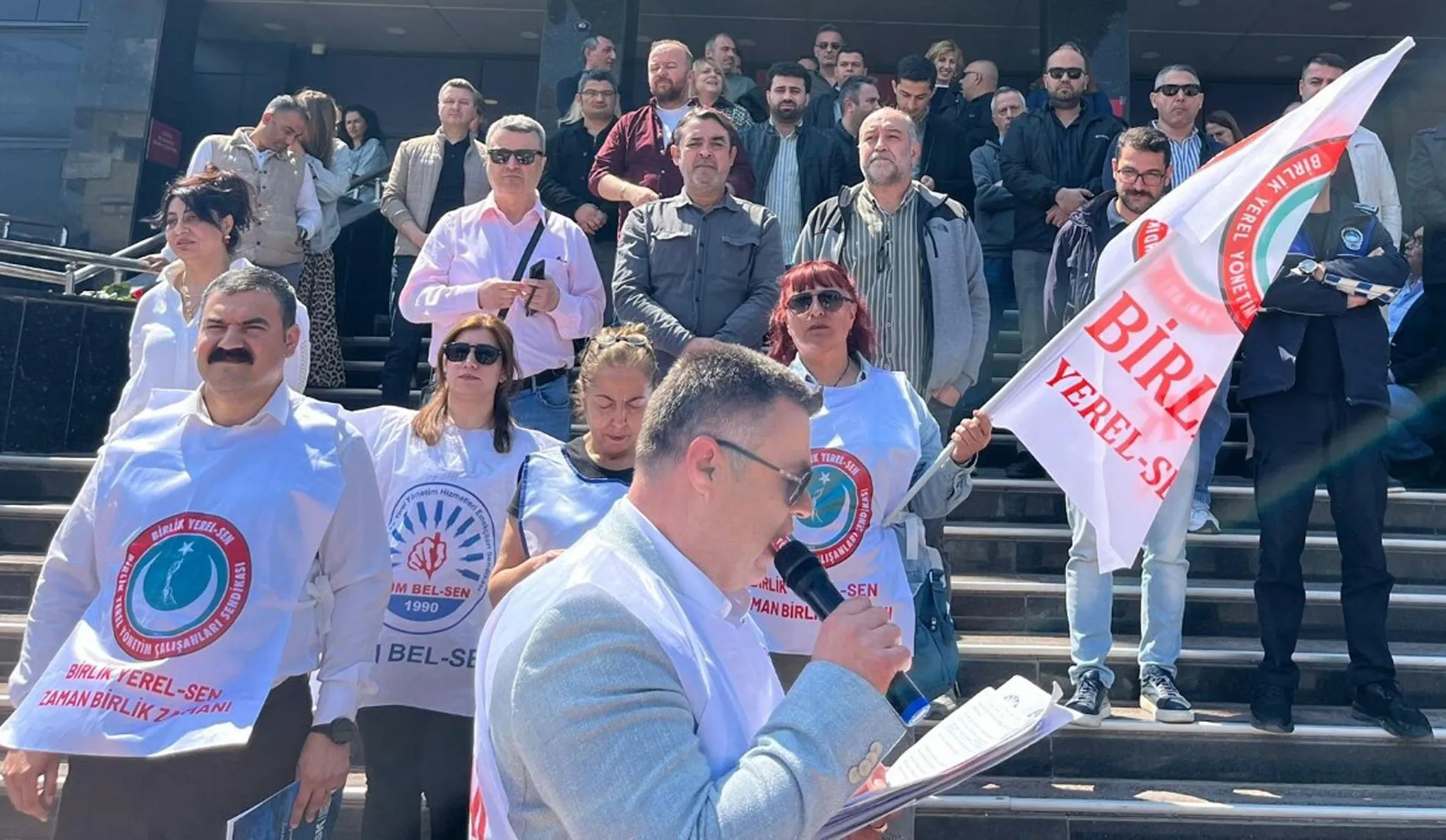 İzmir'deki CHP'li Belediyelerde İşçi Eylemleri Artıyor: Borçlar ve Ödenmeyen Alacaklar Protesto Ediliyor