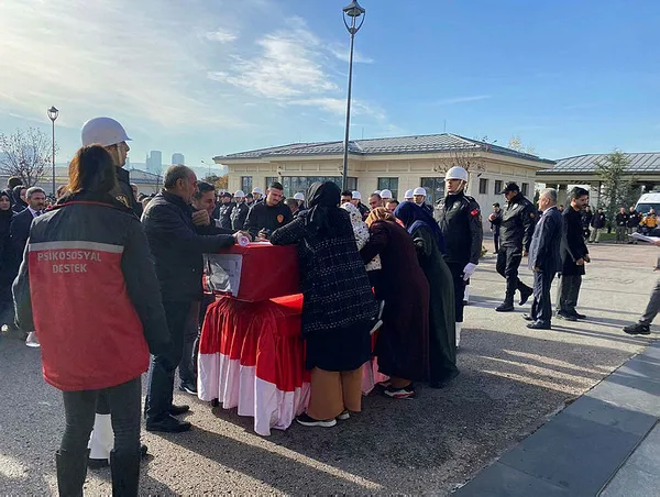 baskan-erdogandan-sehit-polis-musa-erdemin-ailesine-bassagligi-mesaji-1701433576654.jpg Başkan Erdoğan'dan şehit polis Musa Erdem'in ailesine başsağlığı mesajı - 2