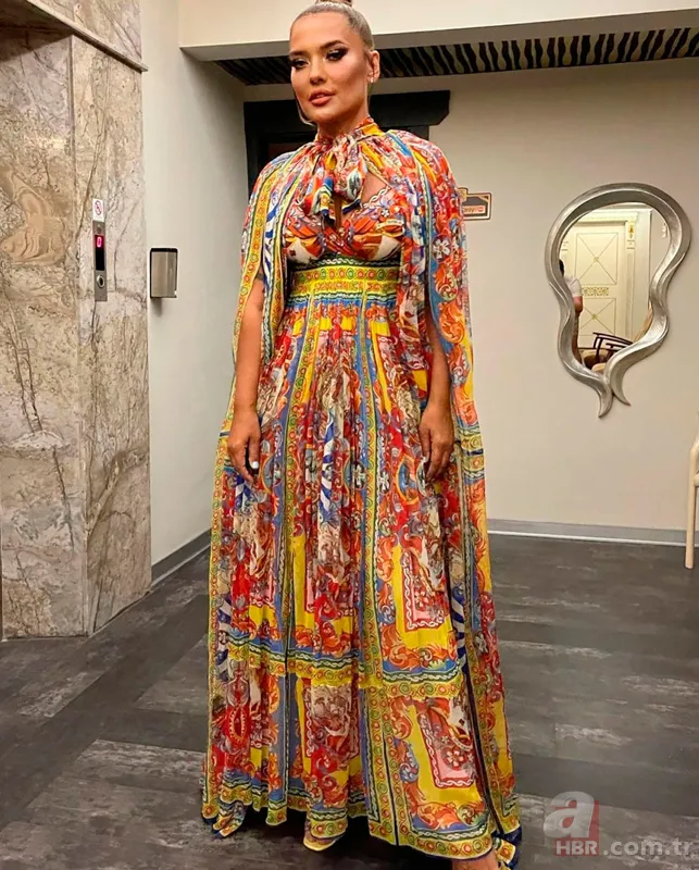 Demet Akalın pijamayla sahneye çıkmıştı! Sebebi üzdü 9