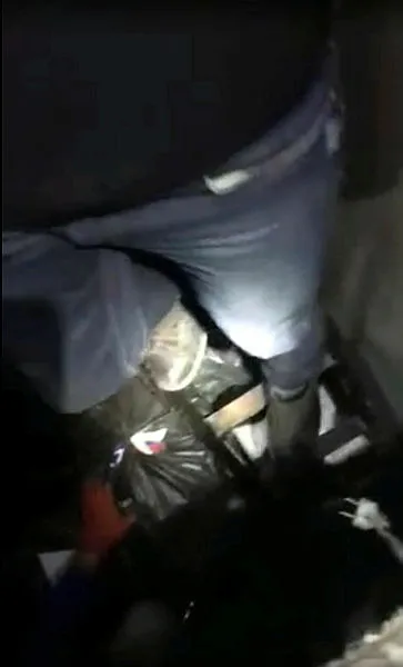 Çamaşır makinesinin altındaki gizli bölmede 7 bin paket kaçak sigara ele geçirildi - 3