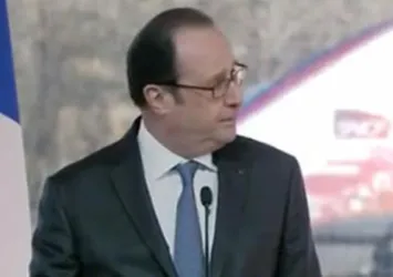 Hollande konuşurken polisin silahı ateş aldı