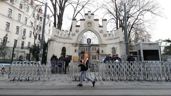 konsolosluklarini-kapatan-ulkelerin-buyukelcilik-temsilcileri-disislerine-cagirildi-iste-o-gorusmenin-perde-ar-1675571761881.jpeg Konsolosluklarını kapatan ülkelerin büyükelçilik temsilcileri Dışişleri'ne çağırıldı! İşte o görüşmenin perde arkası | Süt dökmüş kediye döndüler - 4