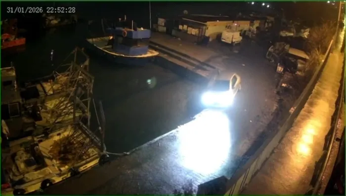 Sarıyer'de otomobilin mendirekte asılı kalması kamerada - 1