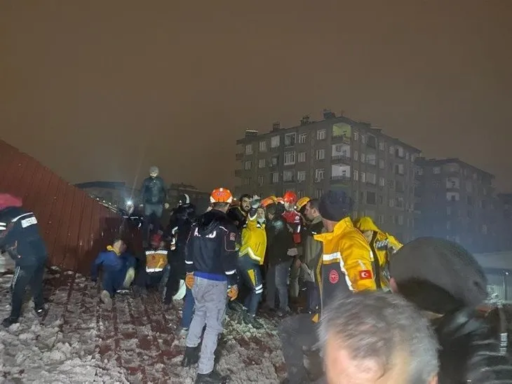 KAHRAMANMARAŞ'TA 7,4'LÜK DEPREM! Deprem bölgesinde kurtarma çalışmaları devam ediyor | İğne deliğinden çıkarıldılar