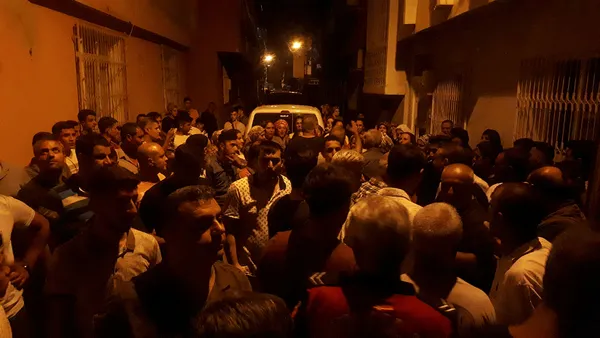 Adana'da 11 yaşındaki çocuğa taciz iddiası! Mahalleli sokağa döküldü - 1