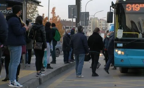 Koronavirüs vakalarının en çok görüldüğü İstanbul'da toplu ulaşımda yine yoğunluk - 3