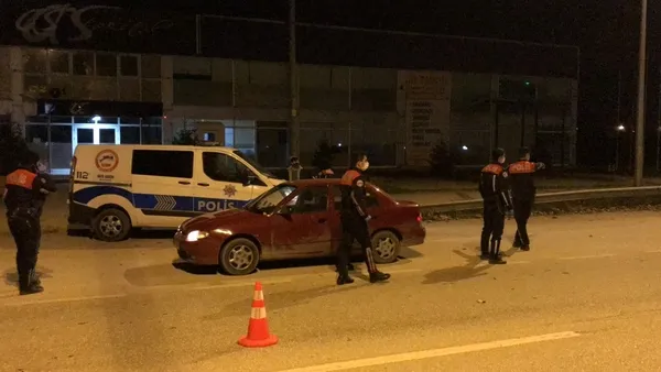 Kısıtlamada sokağa çıktı! Cezayı yiyince gazetecilere tükürdü - 4