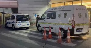 Beylikdüzü’nde AVM’de panik! Tavan çöktü!