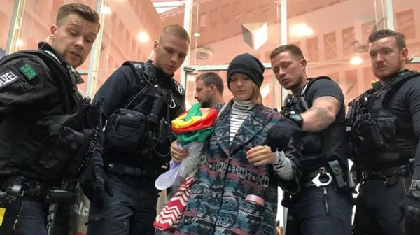 Almanya'da terör örgütü PKK yandaşları basın toplantısını bastı - 1