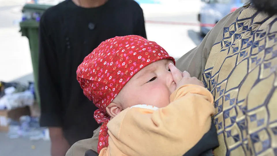 Annesinden ayrı düşen bebeği Mehmetçik bağrına bastı
