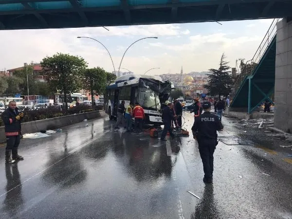 Son dakika: Ankara'da feci kaza! Belediye otobüsü üst geçit asansörüne çarptı - 4
