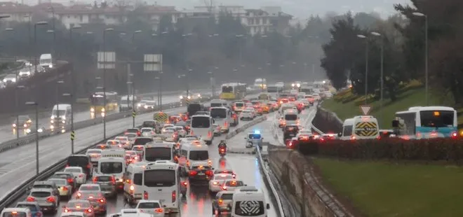 Son dakika: İstanbul’da kar yağışı trafiği felç etti