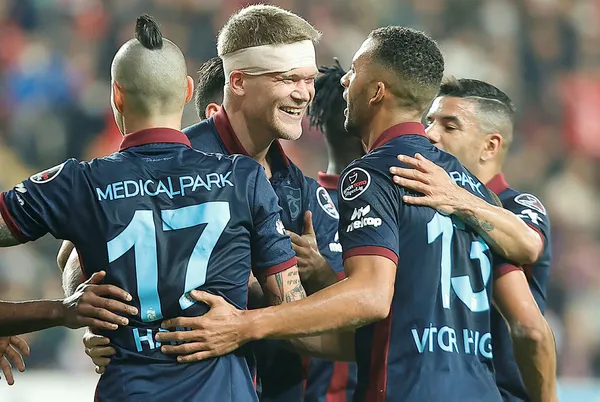 firtina-antalyada-dindi-antalyaspor-2-1-trabzonspor-mac-sonucu-ozet-1639246034500.jpg Fırtına Antalya'da dindi! Antalyaspor 2-1 Trabzonspor (MAÇ SONUCU-ÖZET) - 4