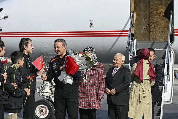 İlk Türk astronot Alper Gezeravcı Türkiye’ye döndü! İşte ilk sözleri: Devletimin emrindeyim her göreve hazırım