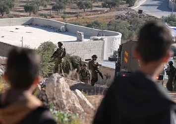 Siyonistlerden Batı Şeria'da barbarlık: 24 Filistinliye gözaltı