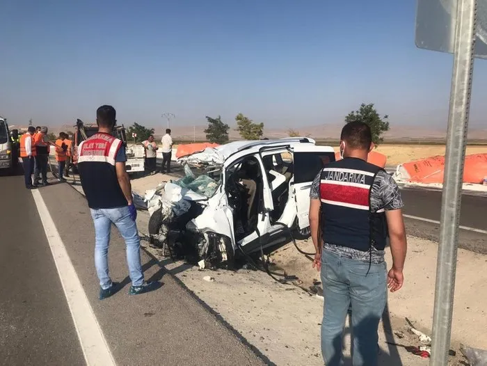 Konya Da Korkunc Kaza Tir Ile Hafif Ticari Arac Carpisti 6 Olu