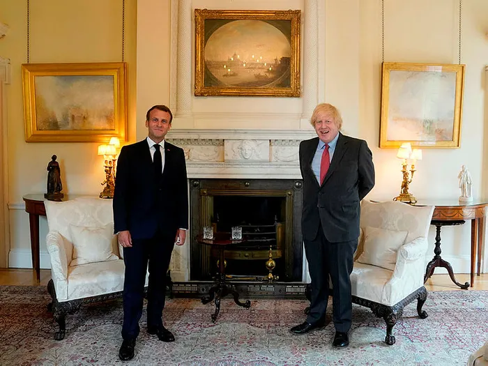 İngiltere'ye giden Macron'a "katil" tepkisi - 1