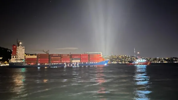 İstanbul boğazı gemi trafiğine açıldı: Arıza yapan gemi Ahırkapı'ya çekildi - 1