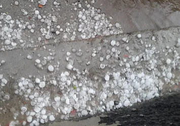 Adana'da dolu etkili oldu! Yollar beyaza büründü
