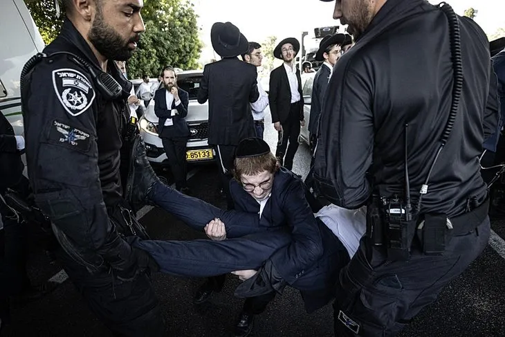Ultra Ortodoks Yahudiler’den İsrail’in o hizmetine protesto! Trafiği kapattılar | Polisten sert müdahale