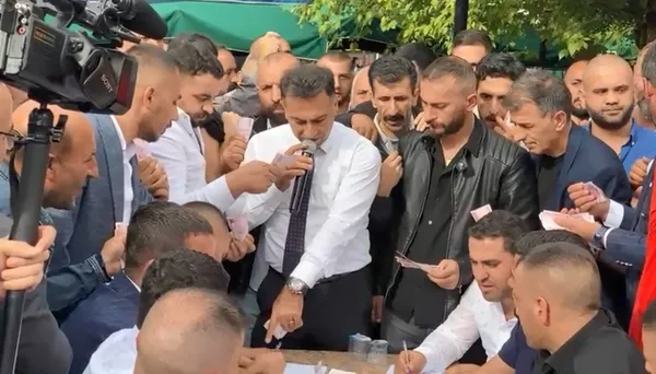 kocaelide-asiret-dugununde-11-milyon-500-bin-tl-takildi-masadaki-balyalar-soke-etti-1664781552812.jpg Kocaeli’de aşiret düğününde 11 milyon 500 bin TL takıldı! Masadaki balyalar şoke etti - 4