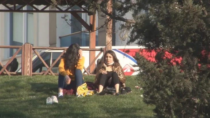 1587024460868.jpg Kimileri piknik yaptı, kimisi dışarıda oturdu! Maskesiz ve sosyal mesafe kurallarını hiçe sayan vatandaşlar pes dedirtti - 1