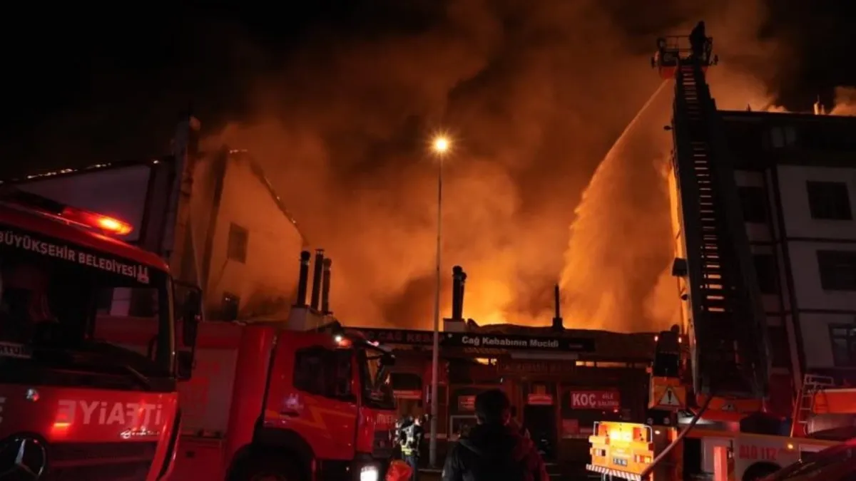 Erzurum’da cağ kebabı dükkanlarında çıkan yangın evlere ve otele sıçradı
