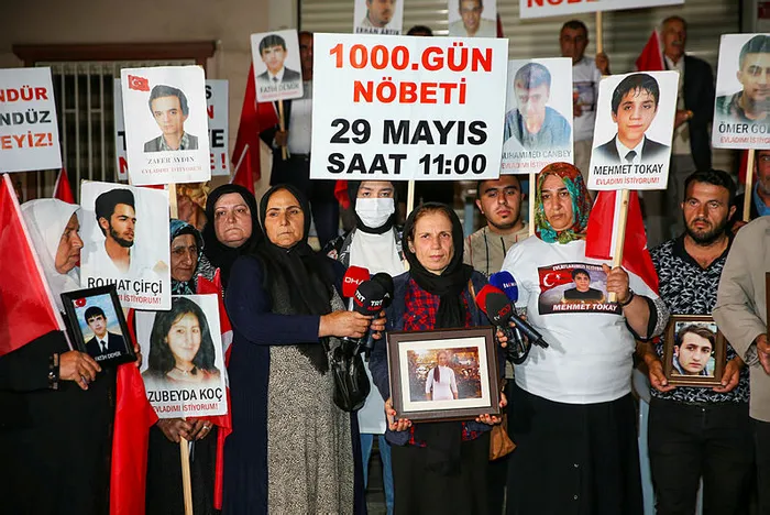 diyarbakir-annelerinin-aksam-da-surdurdugu-oturma-eylemine-4-aile-daha-katildi-1653683582989.jpg HDP binası önündeki Diyarbakır annelerinin oturma eylemine 4 aile daha katıldı - 1