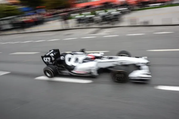 Formula 1 aracı Galata Köprüsü üzerinde iki tur attı