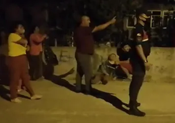 Eşini sokak ortasında darp etti