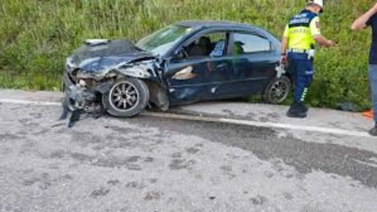 Bursa'da 2 otomobil çarpıştı; 3 yaralı