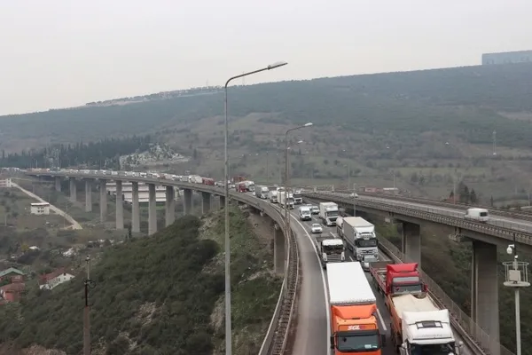 SON DAKİKA | TEM’de zincirleme kaza! Kilometrelerce uzunlukta kuyruk oluştu - 3