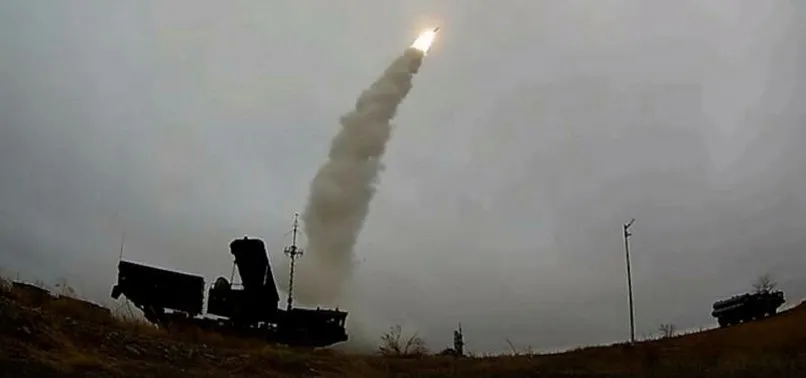 Rusya'da yapılan tatbikatta S-400'lerin ateşlendiği an kameralara yansıdı