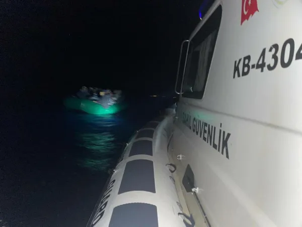 İzmir açıklarında Yunan unsurlarının ittiği 84 kaçak göçmen kurtarıldı - 1