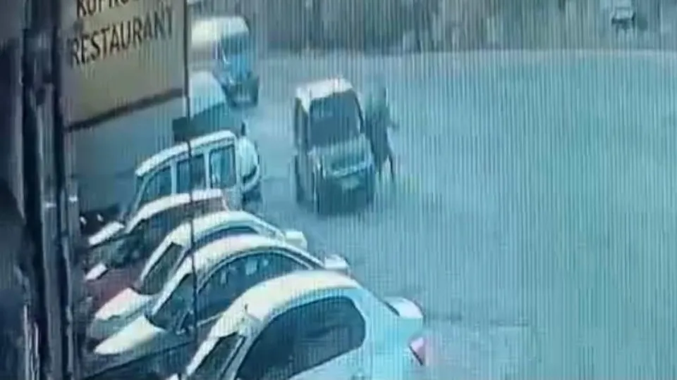 Boşanma aşamasındaki eşi tarafından silahlı saldırıya uğradı! Dehşet anları kamerada
