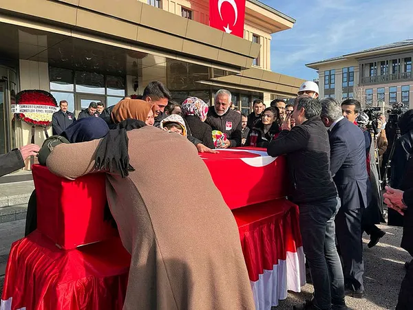 baskan-erdogandan-sehit-polis-musa-erdemin-ailesine-bassagligi-mesaji-1701433575498.jpg Başkan Erdoğan'dan şehit polis Musa Erdem'in ailesine başsağlığı mesajı - 4