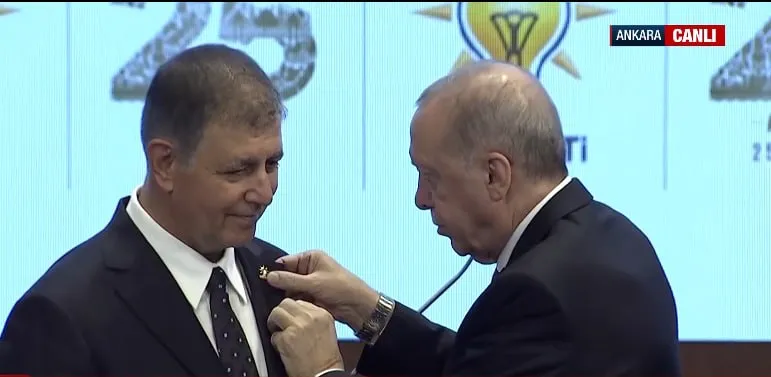 Rozeti Başkan Erdoğan taktı! İzmir Büyükşehir Belediye Başkanı Cemil Tugay AK Parti’ye katıldı - 1