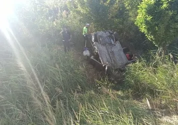 Yoldan çıkan araç şarampole uçtu: 1'i ağır 6 yaralı