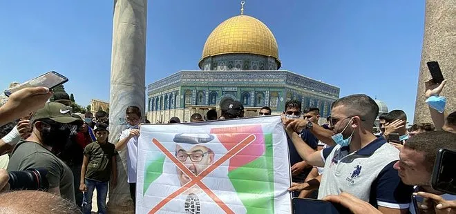 Filistin’de İsrail ile anlaşan BAE’ya tepki! Abu Dabi Veliaht Prensi Bin Zayid’in posterlerini ateşe verdiler