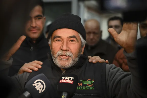 Hatay’da üst üste 2 mucize! Depremden tam 261 saat sonra sağ çıktılar! Hastaneye elinde tesbih ile gitti