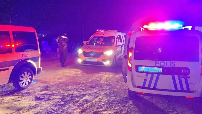 aksarayda-pes-dedirten-olay-olen-borclusunun-mezarini-acti-cesedi-yakmak-istedi-1713822921268.jpeg Aksaray’da "Pes" dedirten olay! Ölen borçlusunun mezarını açtı: Canlı yayında cesedi yakmak istedi | "Ezanlar şahit olsun, benim paramı öyle yiyip gidemezsin" - 7