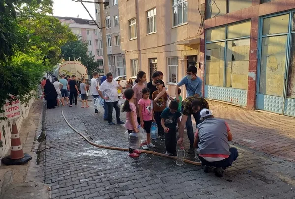 CHP'li Çorlu Belediyesi vatandaşı isyan ettirdi! Vatandaş bidon ile su kuyruğuna girdi - 3